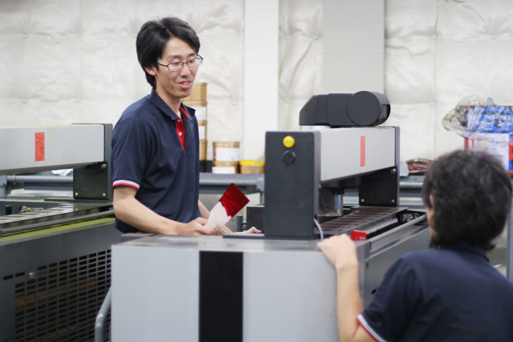 印刷機でインキのチェック